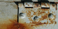 door fixture fastener rusty mech/elec metal white  